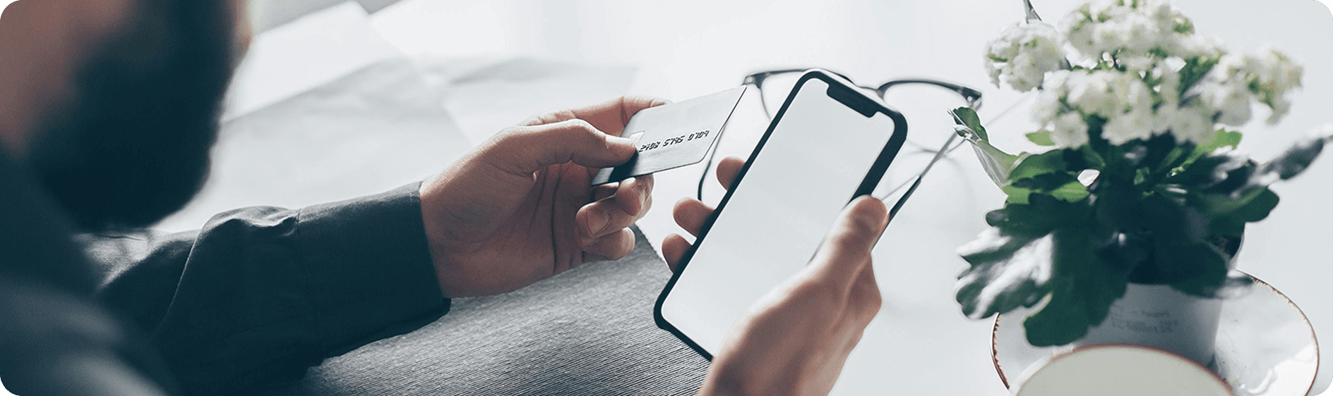 smartphone-bank-card